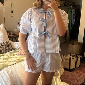 Blue and white bow set